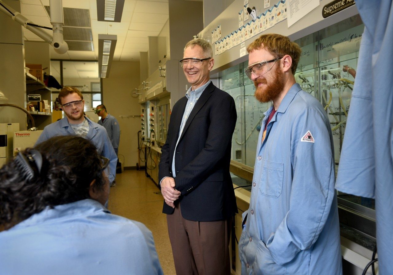 Pitts talks with students in a chemistry lab.